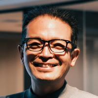安達 友昭